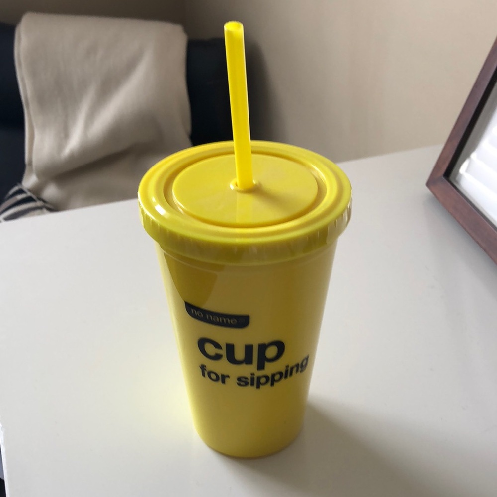 🥤 Yellow plastic no name cup with reusable straw